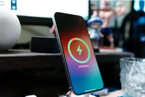 新昌苹果15换屏服务分享用什么充电器给iPhone15充电更好 